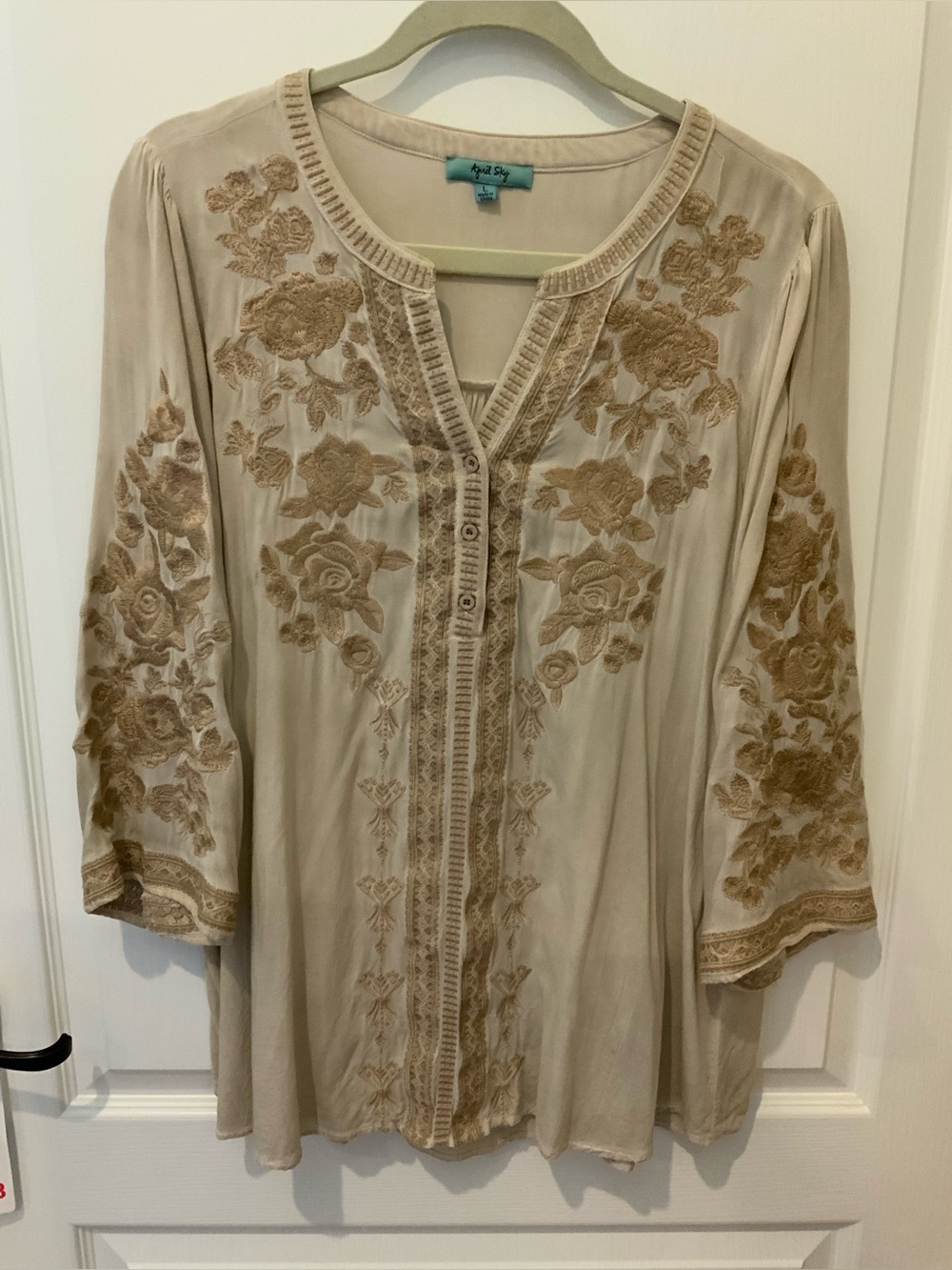 Great Travel Beige Embroidered Floral Tunic Top Sz L April Sky
